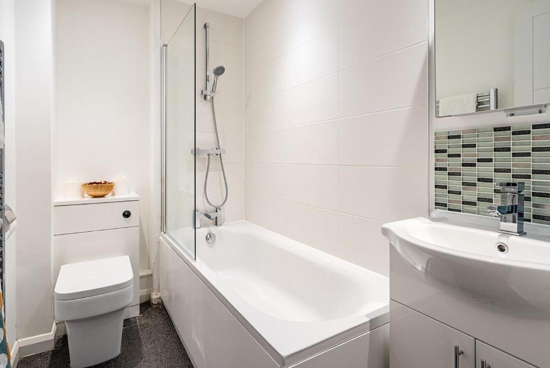 Contemporary City Centre Apartment With Parking Бат Екстериор снимка